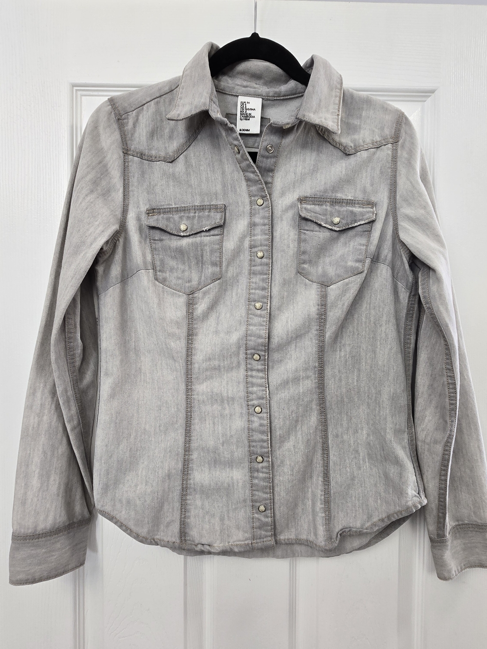 H&M DIVIDED &DENIM Light Grey Wash Pearl Snap Western Denim Shirt Womens Size 6